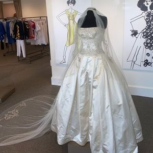 Designer wedding dress! Never been worn or altered! Reem Acra one of a kind